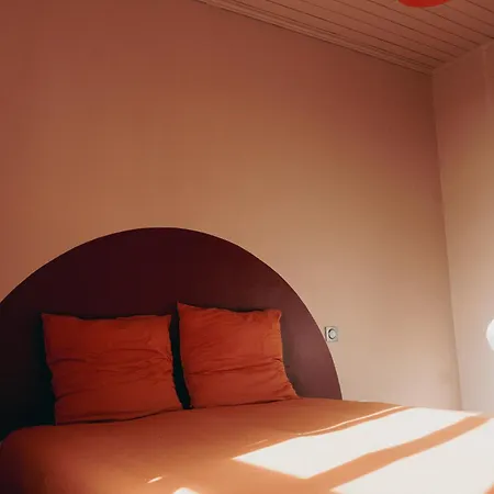 Hostel La Maison Leon *